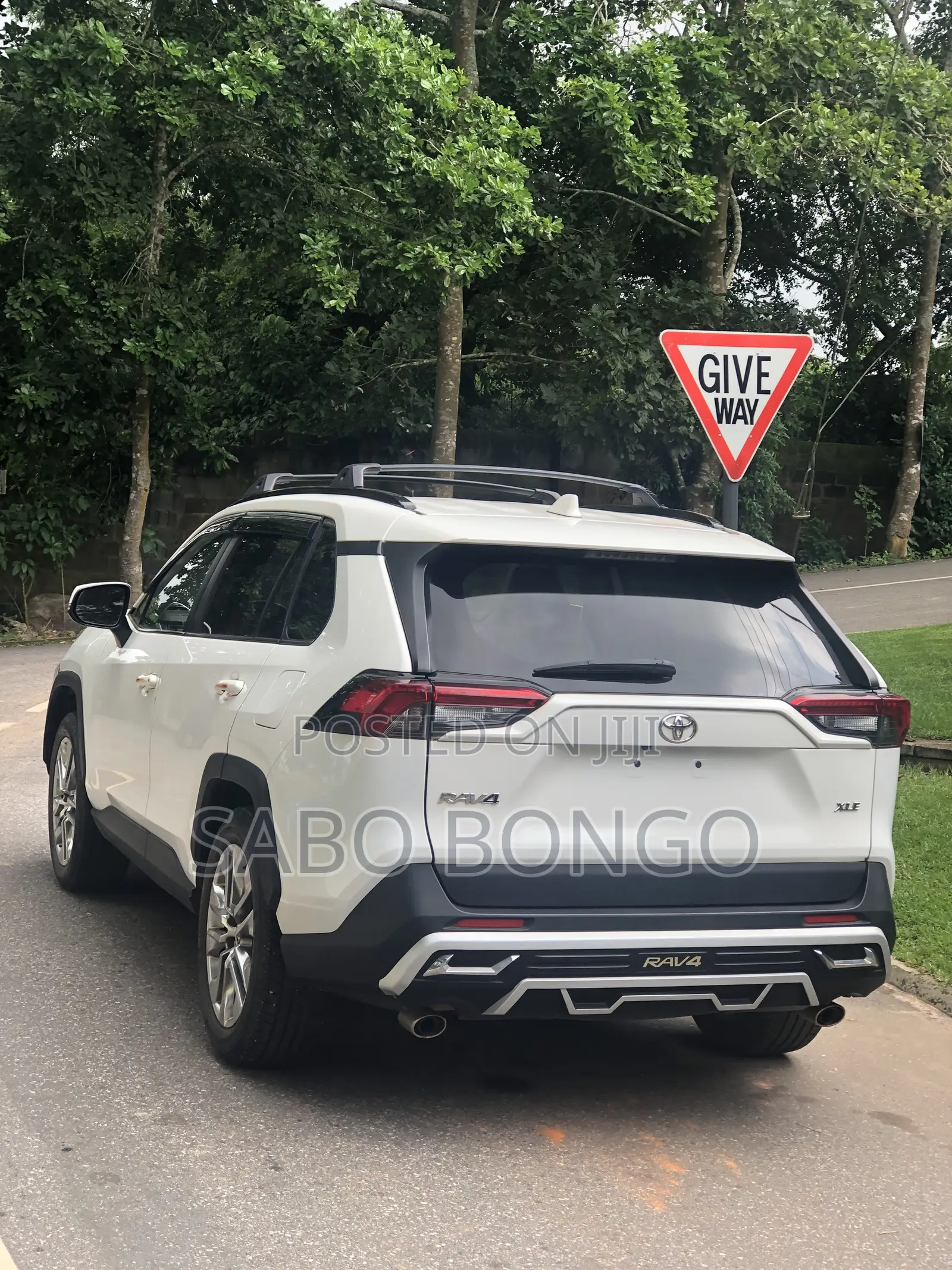 Toyota RAV4 XLE Premium AWD 2020 White