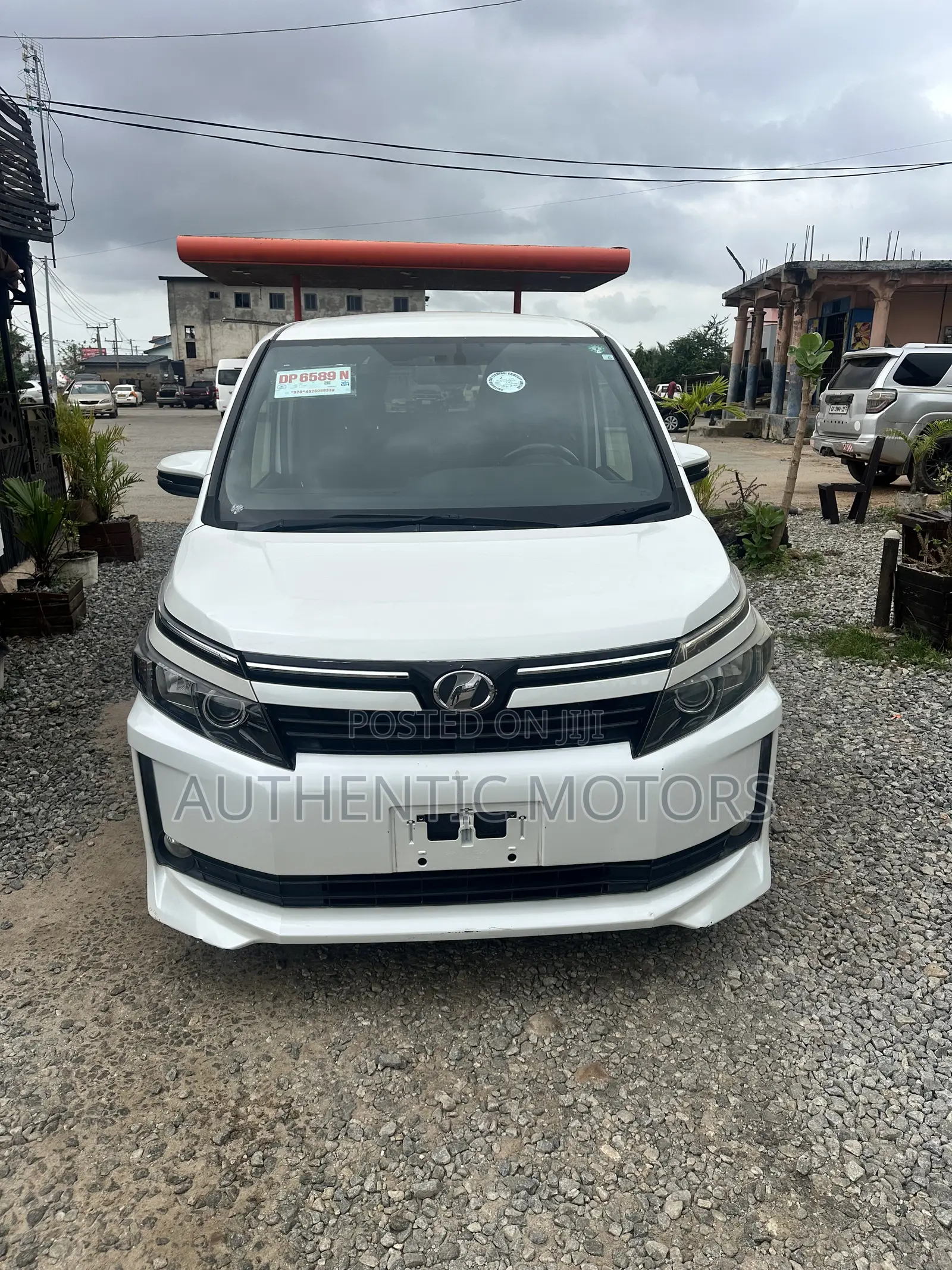 Toyota Voxy Hybrid V 2WD 7-Seater 2014 White