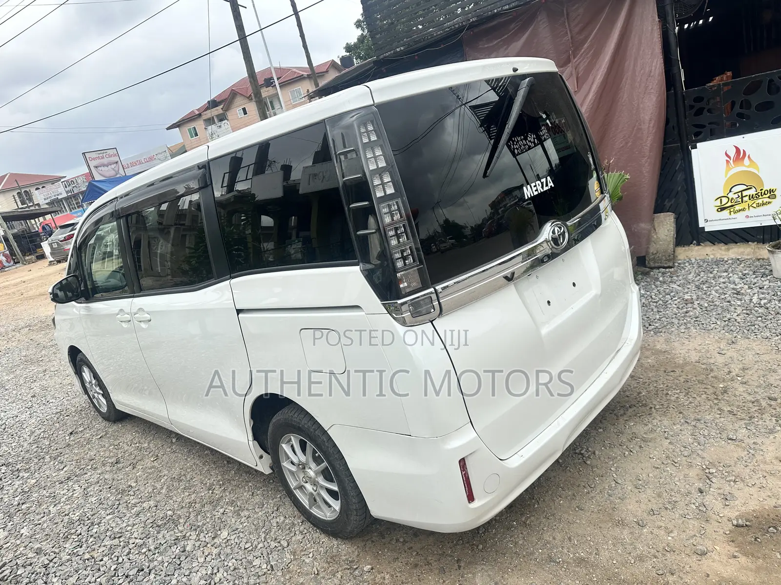 Toyota Voxy Hybrid V 2WD 7-Seater 2014 White