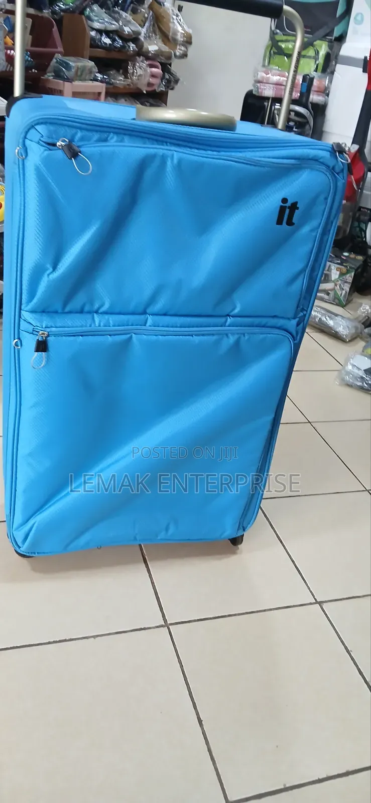 It Luggage World's Lightest Suitcase/ Traveling Bag. Large Size