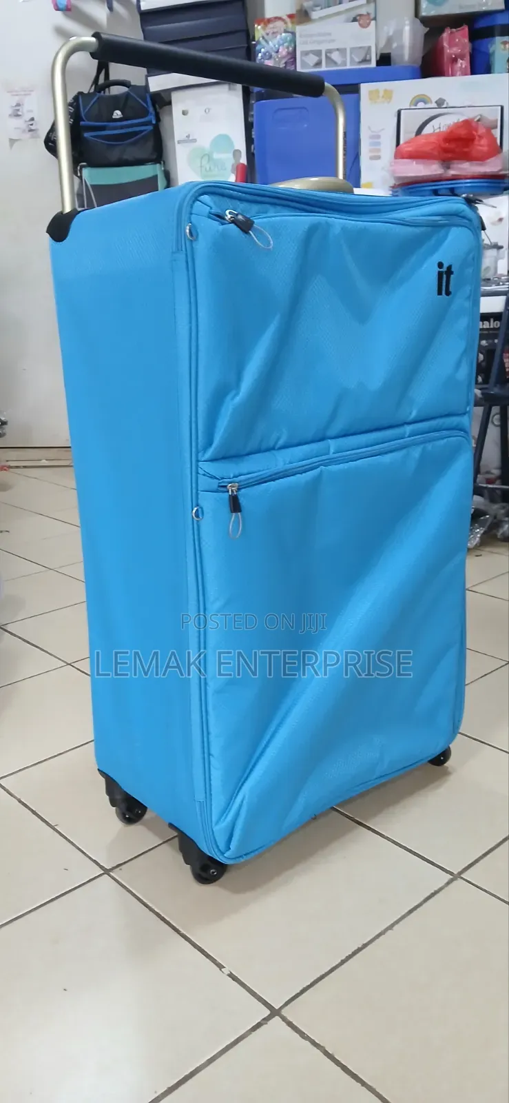 It Luggage World's Lightest Suitcase/ Traveling Bag. Large Size