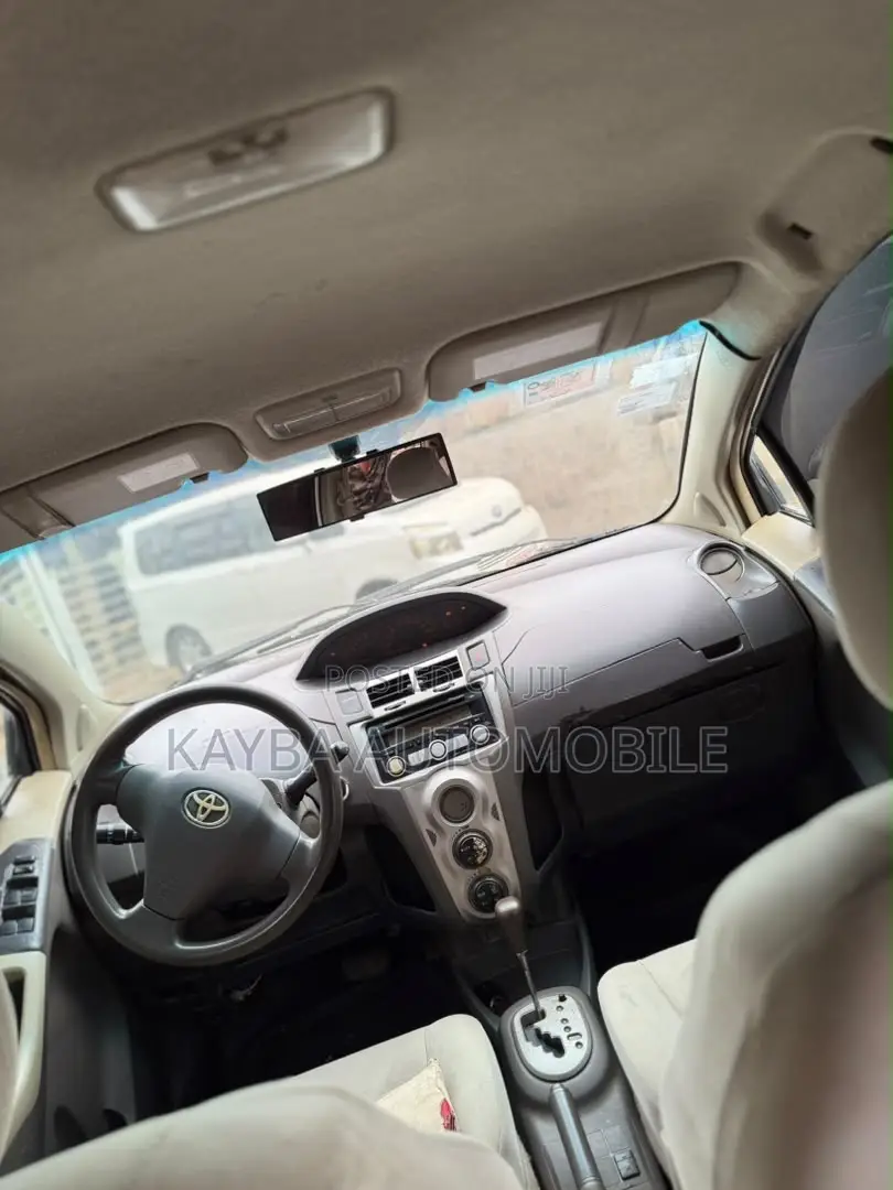 Toyota Vitz 2010 Silver
