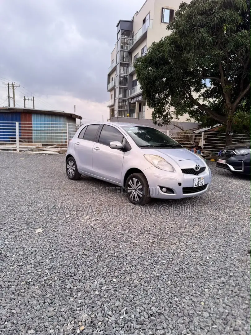Toyota Vitz 2010 Silver