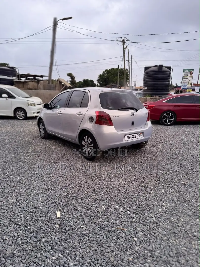 Toyota Vitz 2010 Silver