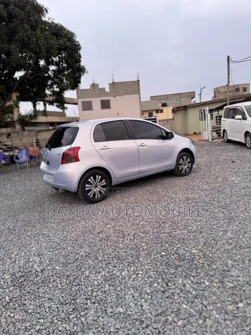 Toyota Vitz 2010 Silver