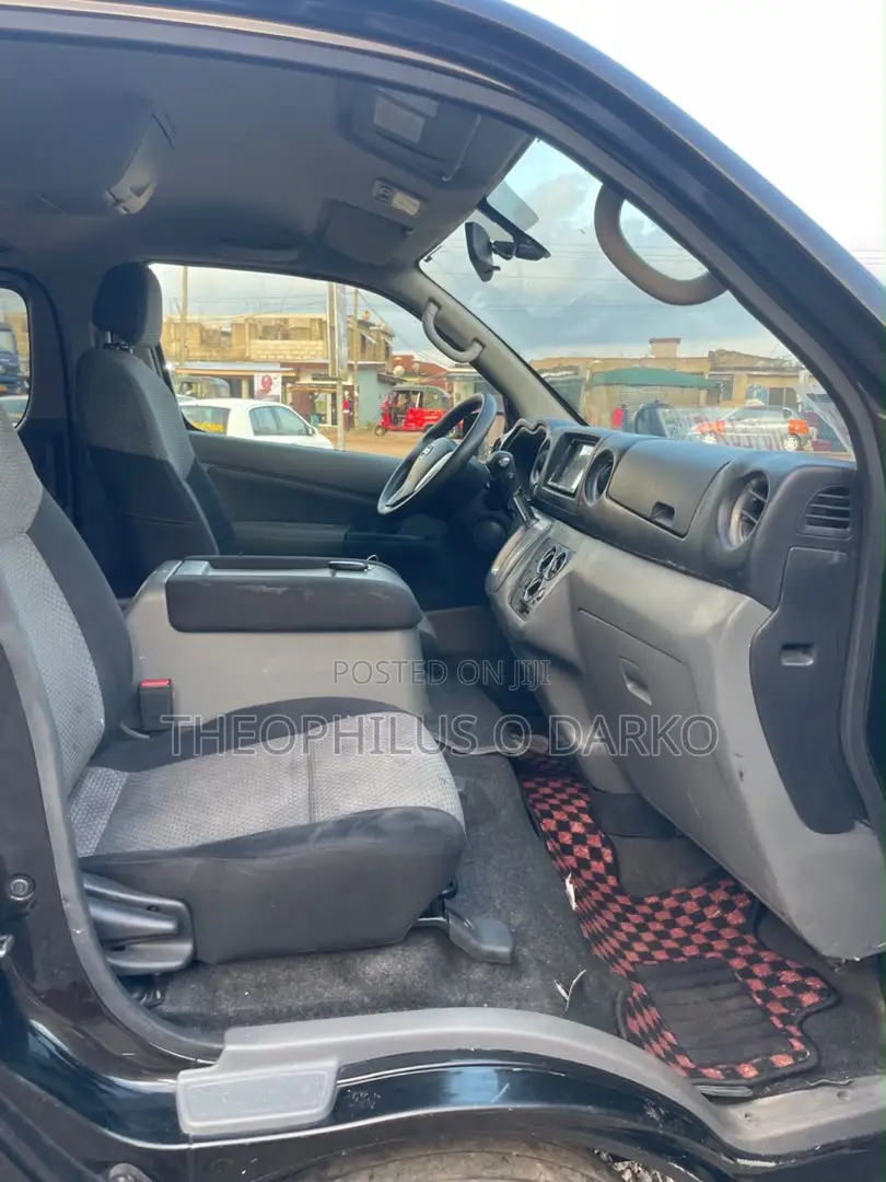 Nissan Caravan 2016 Black