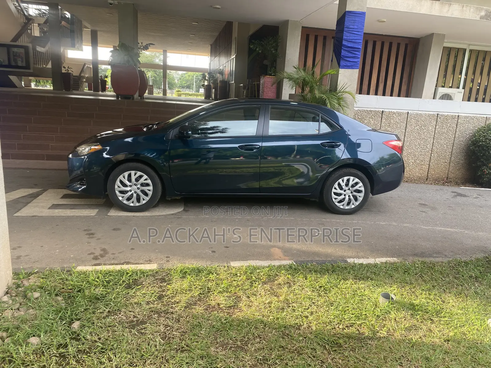 Toyota Corolla LE Eco (1.8L 4cyl 2A) 2019 Blue