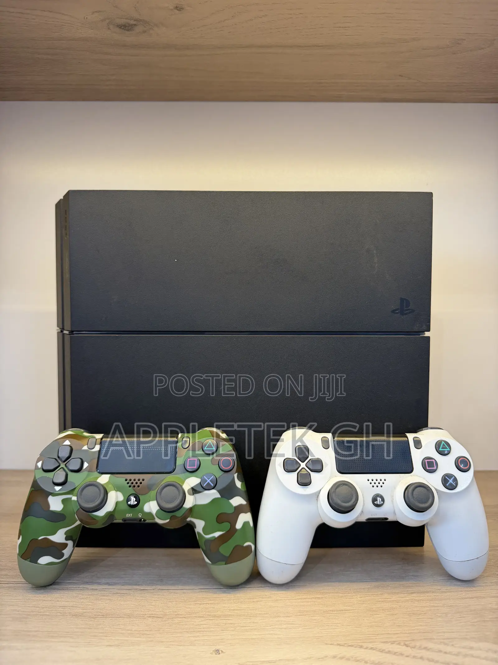 Playstation 4 Standard 1tb and 2 Controllers