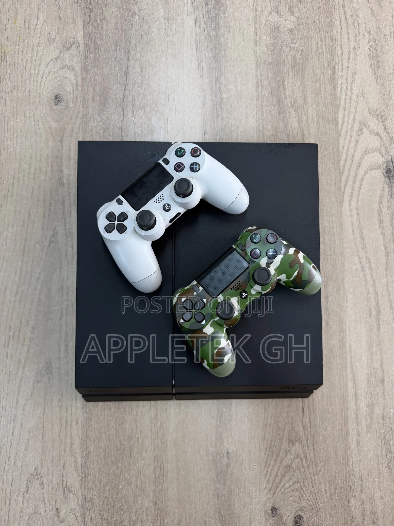 Playstation 4 Standard 1tb and 2 Controllers