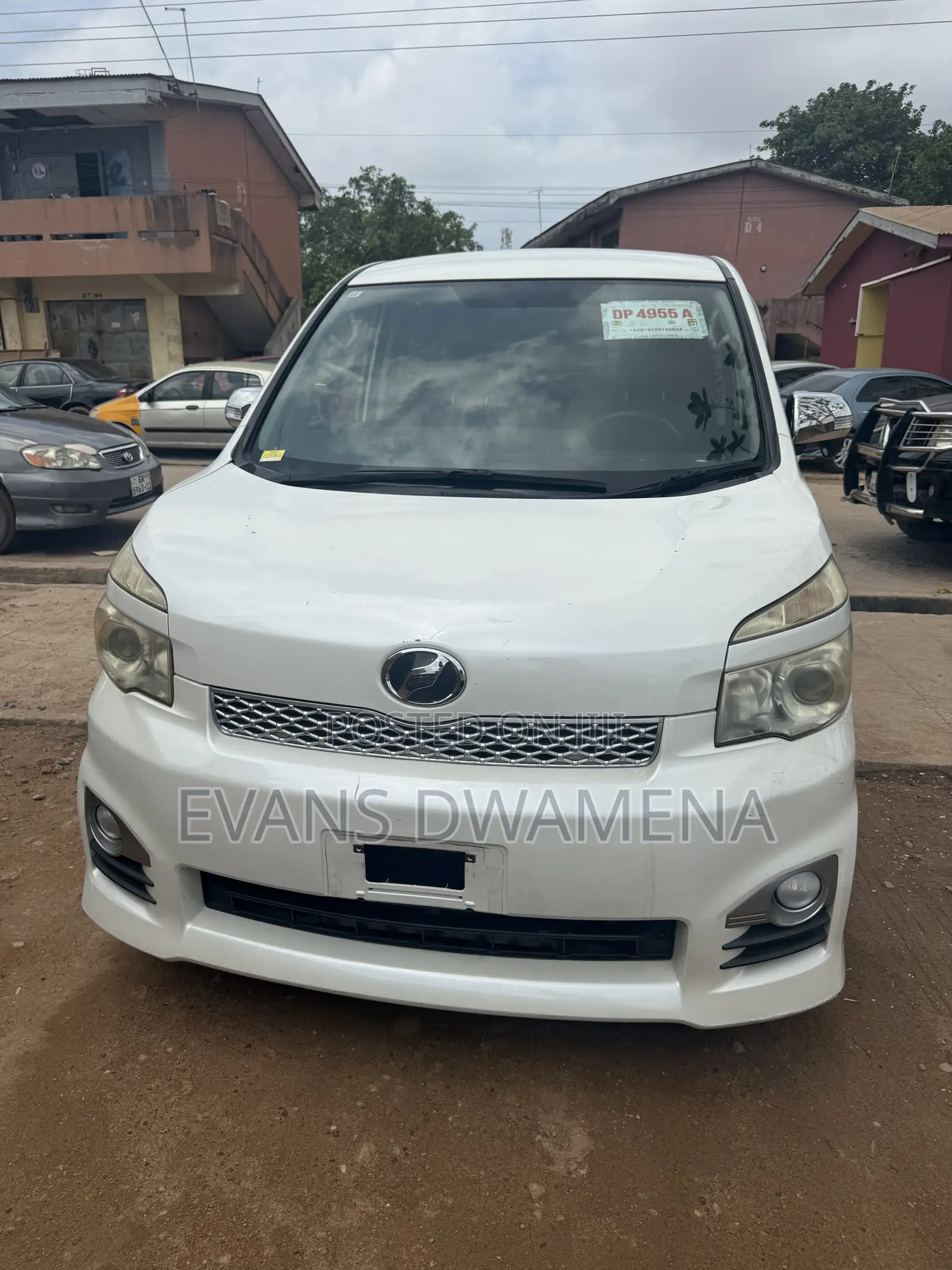 Toyota Voxy X 2WD 8-Seater 2011 White