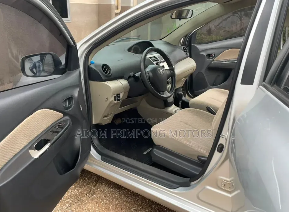 Toyota Belta 2010 Silver