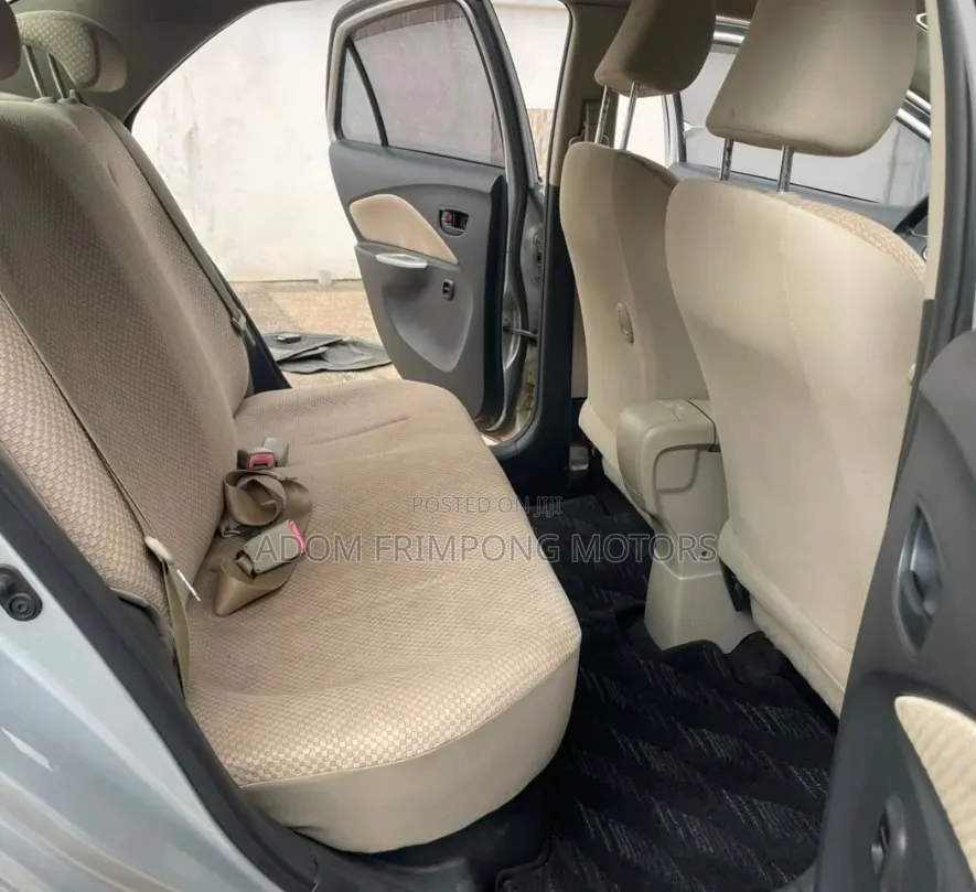 Toyota Belta 2010 Silver