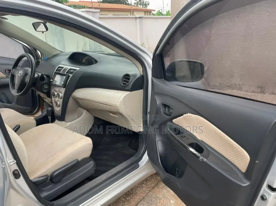 Toyota Belta 2010 Silver