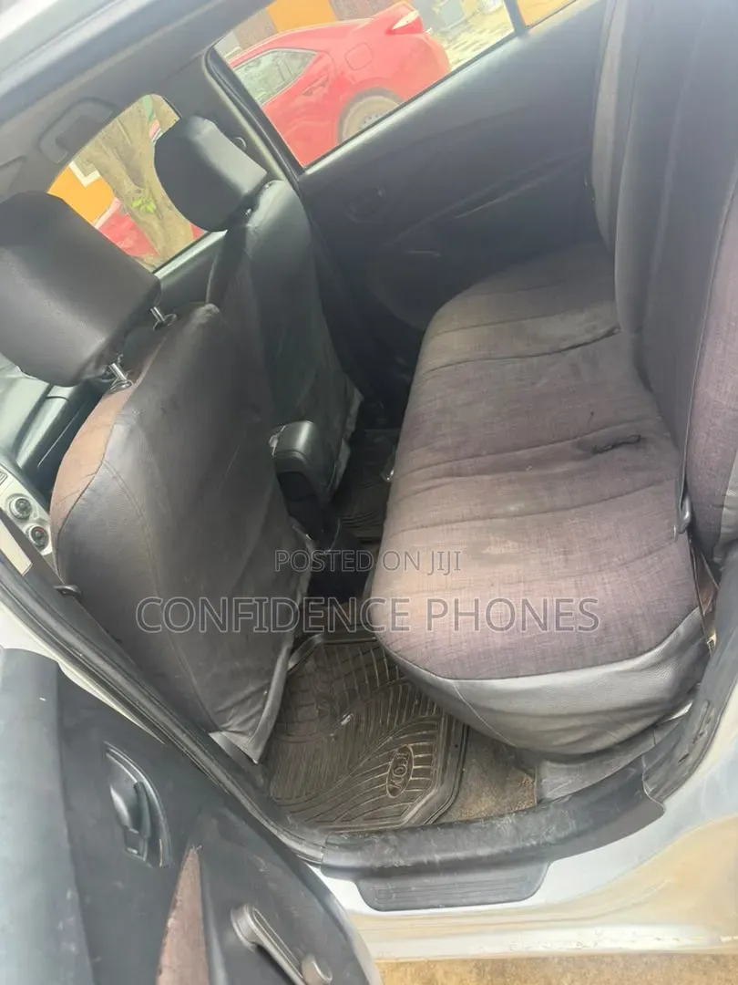 Toyota Yaris Base Sedan 4dr 2010 Silver