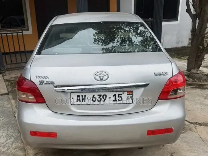 Toyota Yaris Base Sedan 4dr 2010 Silver