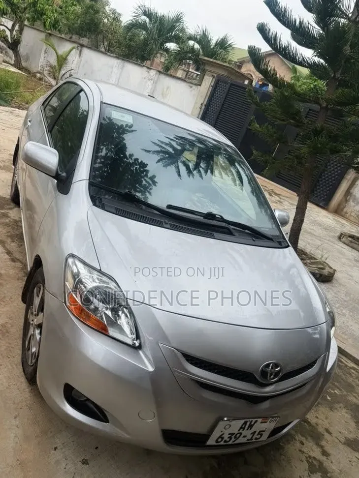 Toyota Yaris Base Sedan 4dr 2010 Silver