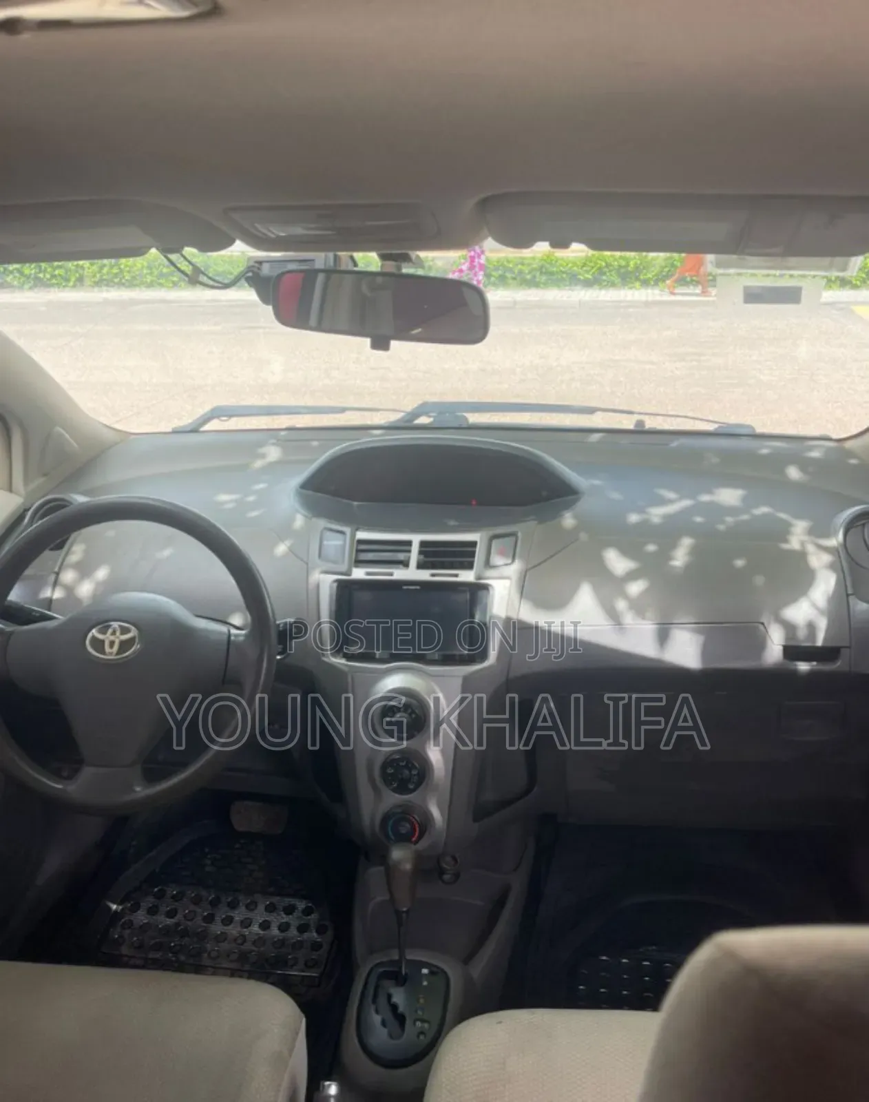 Toyota Vitz 2010 Silver