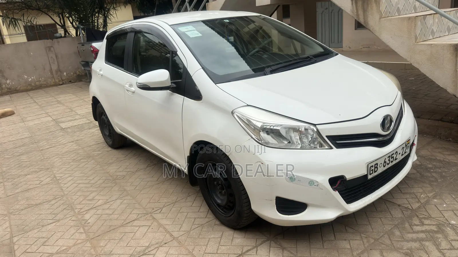 Toyota Vitz 1.5 FWD 5dr 2013 White