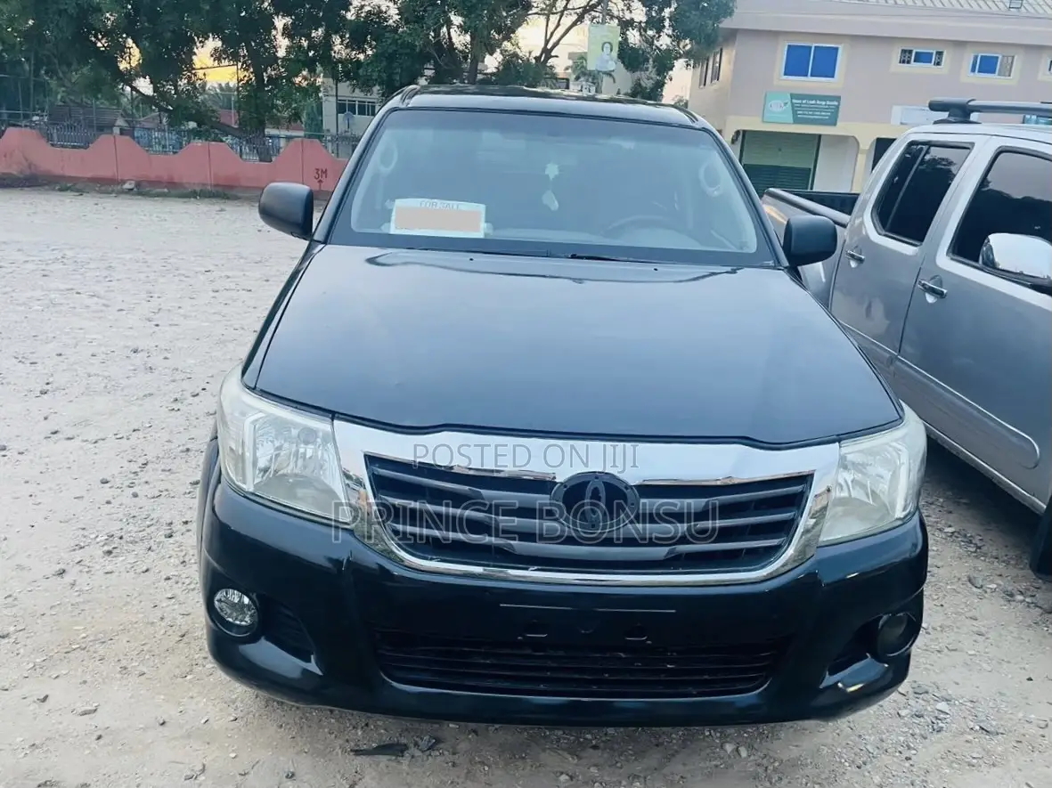Toyota Hilux 2013 Black
