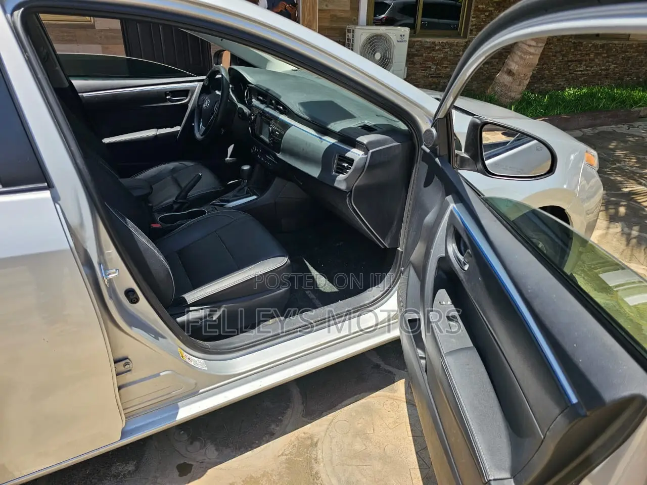 Toyota Corolla XLE 4dr Sedan (1.8L 4cyl CVT) 2017 Silver