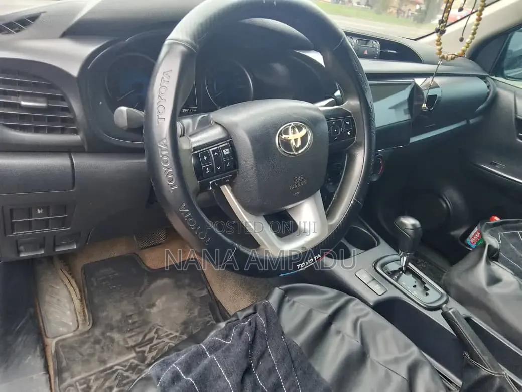 Toyota Hilux 2017 Gray