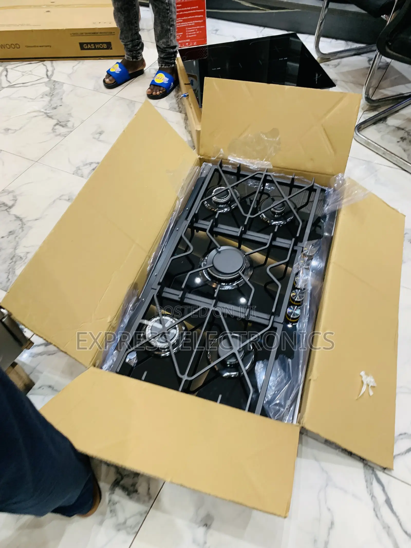 Get a Kenwood Gas Cooker Built in 5burner