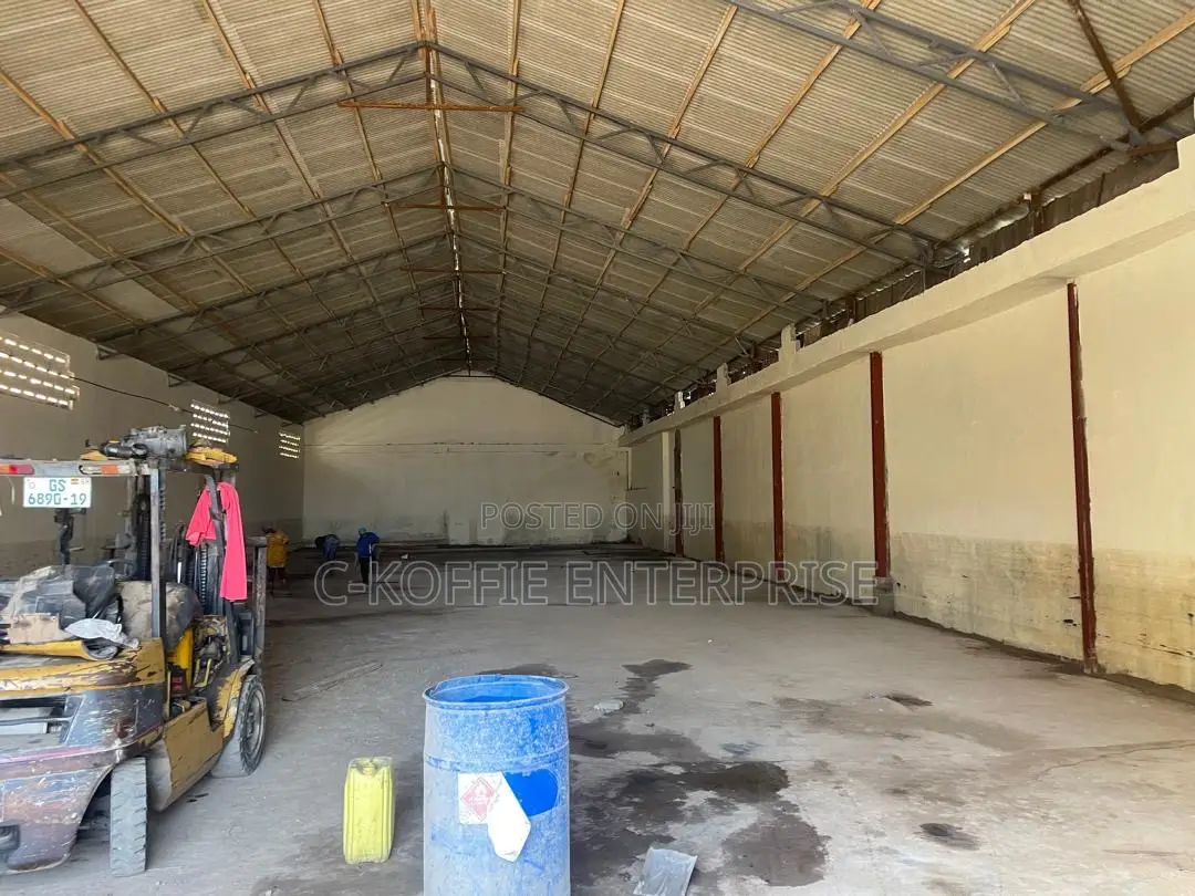 1,200 SQM Warehouse at Circle for Rent.