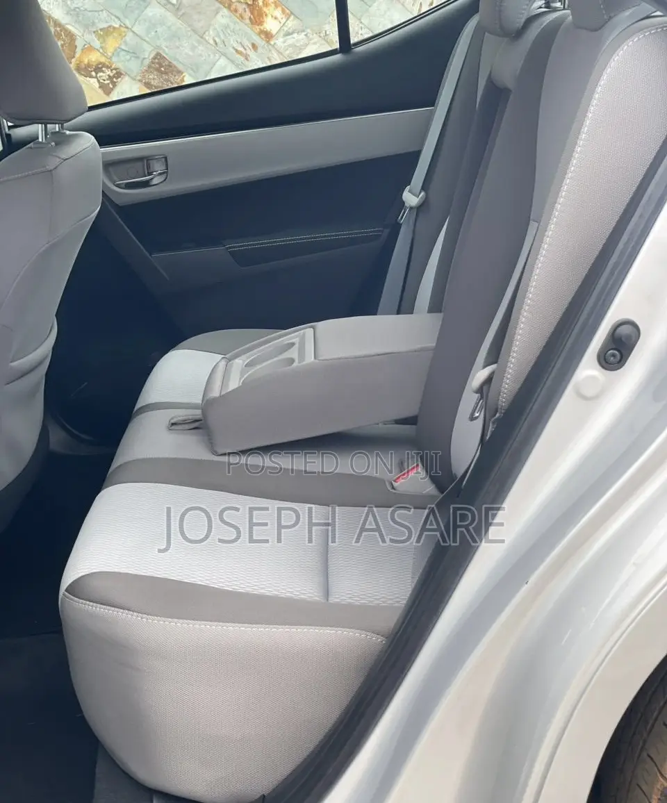 Toyota Corolla LE (1.8L 4cyl 2A) 2018 Silver