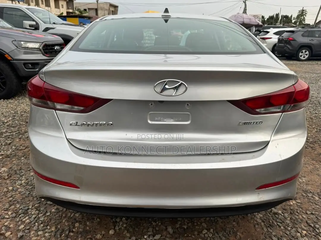 Hyundai Elantra Limited Sedan FWD (2.0L 4cyl 6A) 2017 Silver