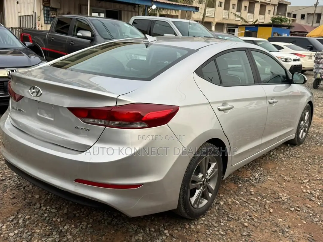 Hyundai Elantra Limited Sedan FWD (2.0L 4cyl 6A) 2017 Silver
