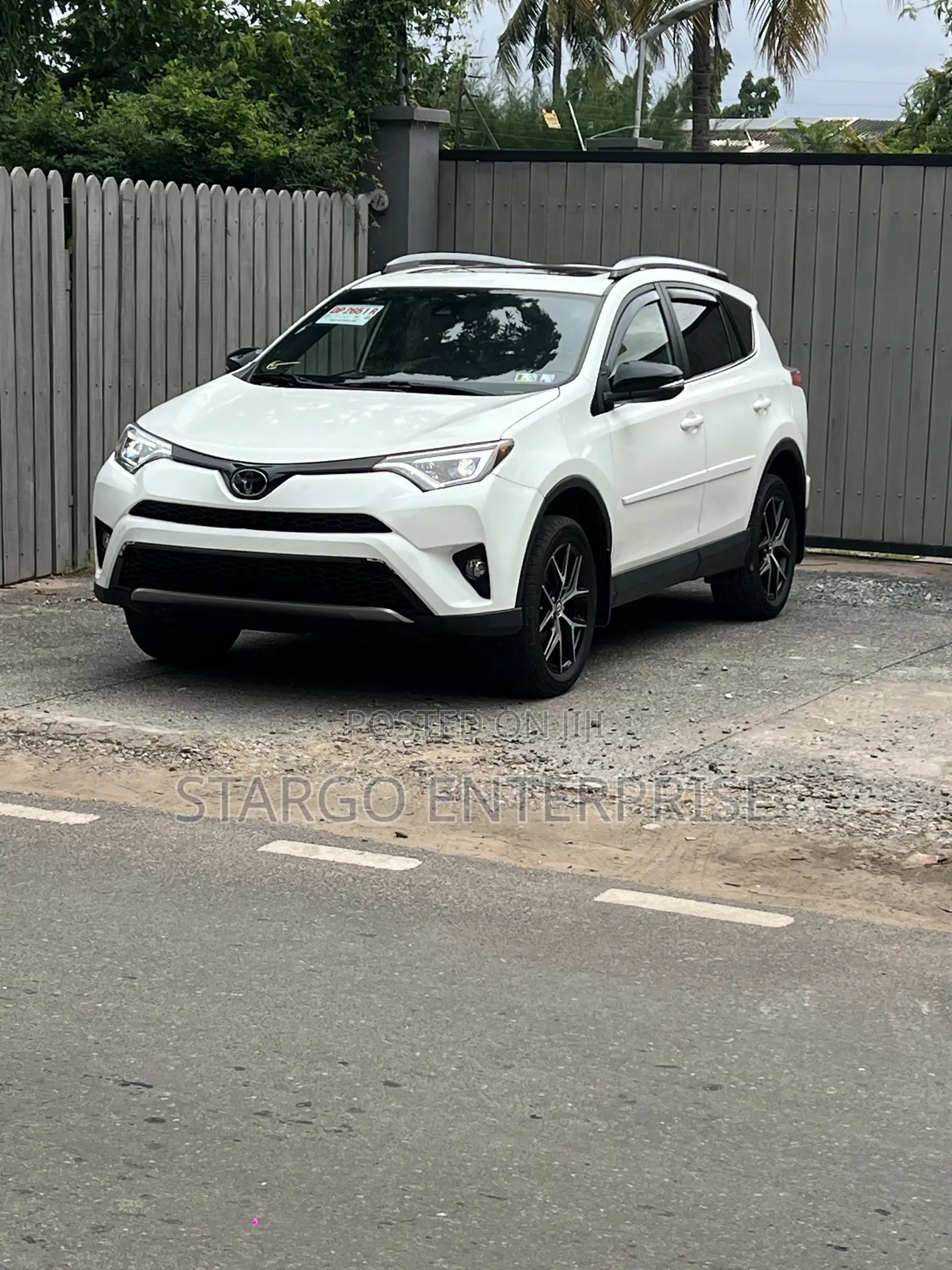 Toyota RAV4 XLE 4dr SUV (2.5L 4cyl 6A) 2018 White