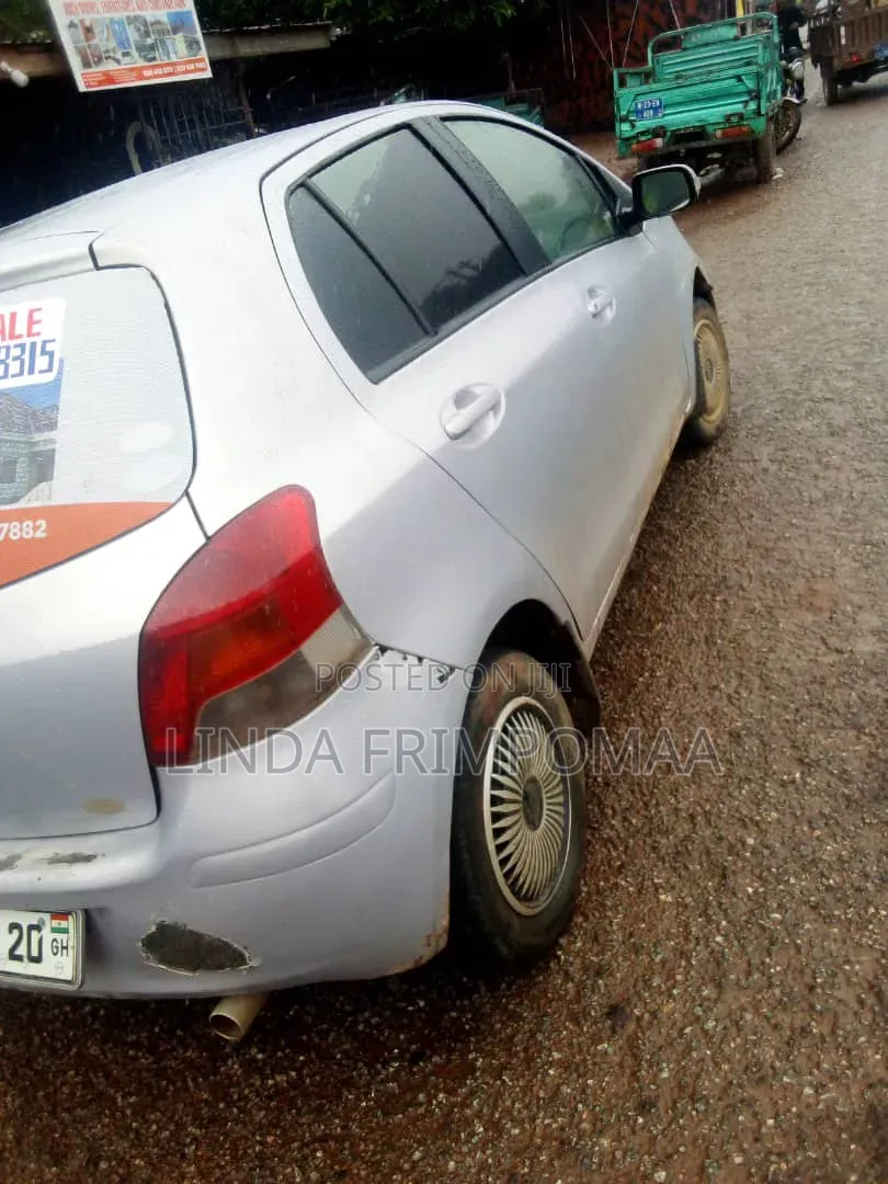 Toyota Vitz 2010 Silver