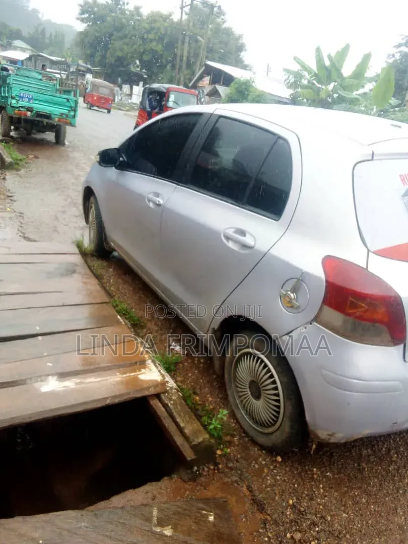 Toyota Vitz 2010 Silver
