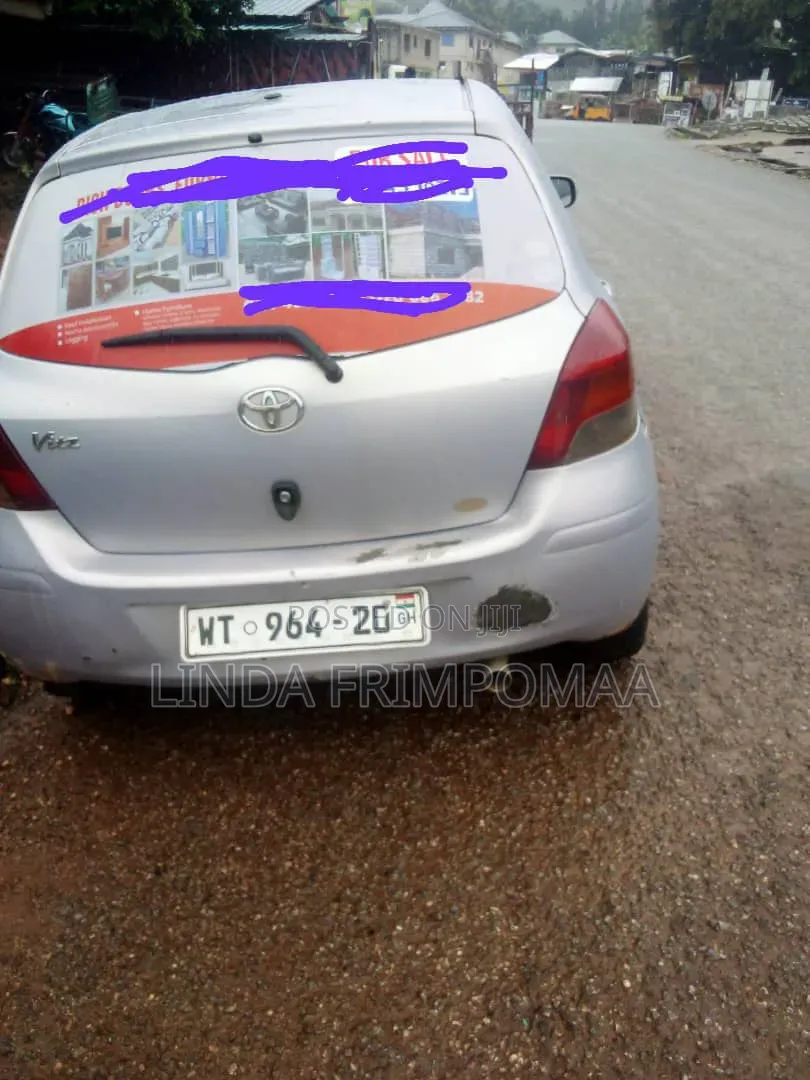 Toyota Vitz 2010 Silver