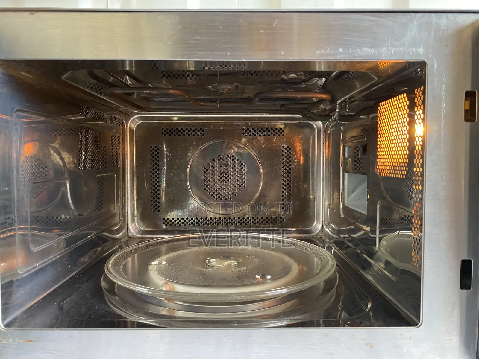 DeLonghi 4-in-1 Combination Microwave (25L) – GHS 800