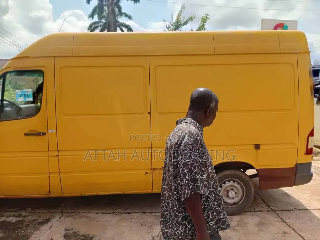 Mercedes-Benz Sprinter 2000 Yellow