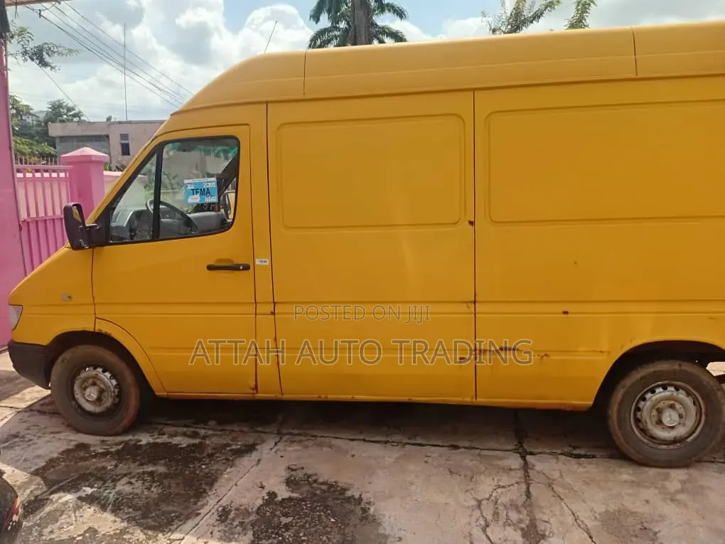 Mercedes-Benz Sprinter 2000 Yellow