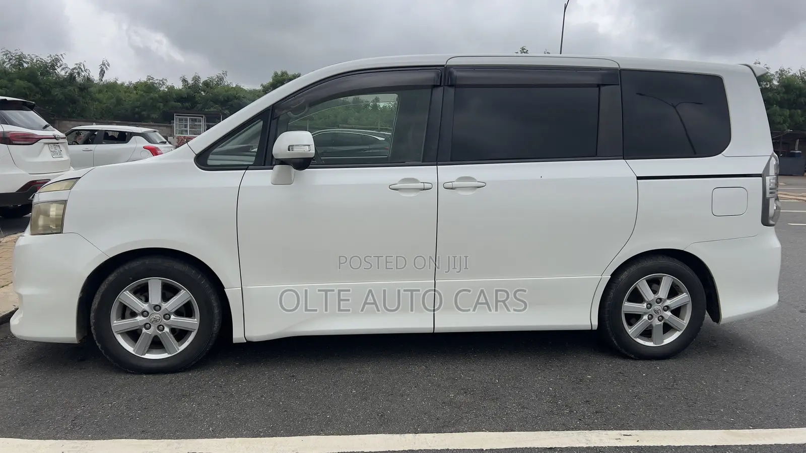 Toyota Voxy V 2WD 8-Seater 2010 White