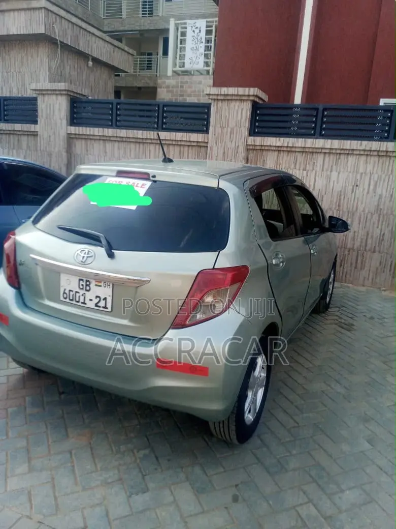 Toyota Vitz 2012 Silver