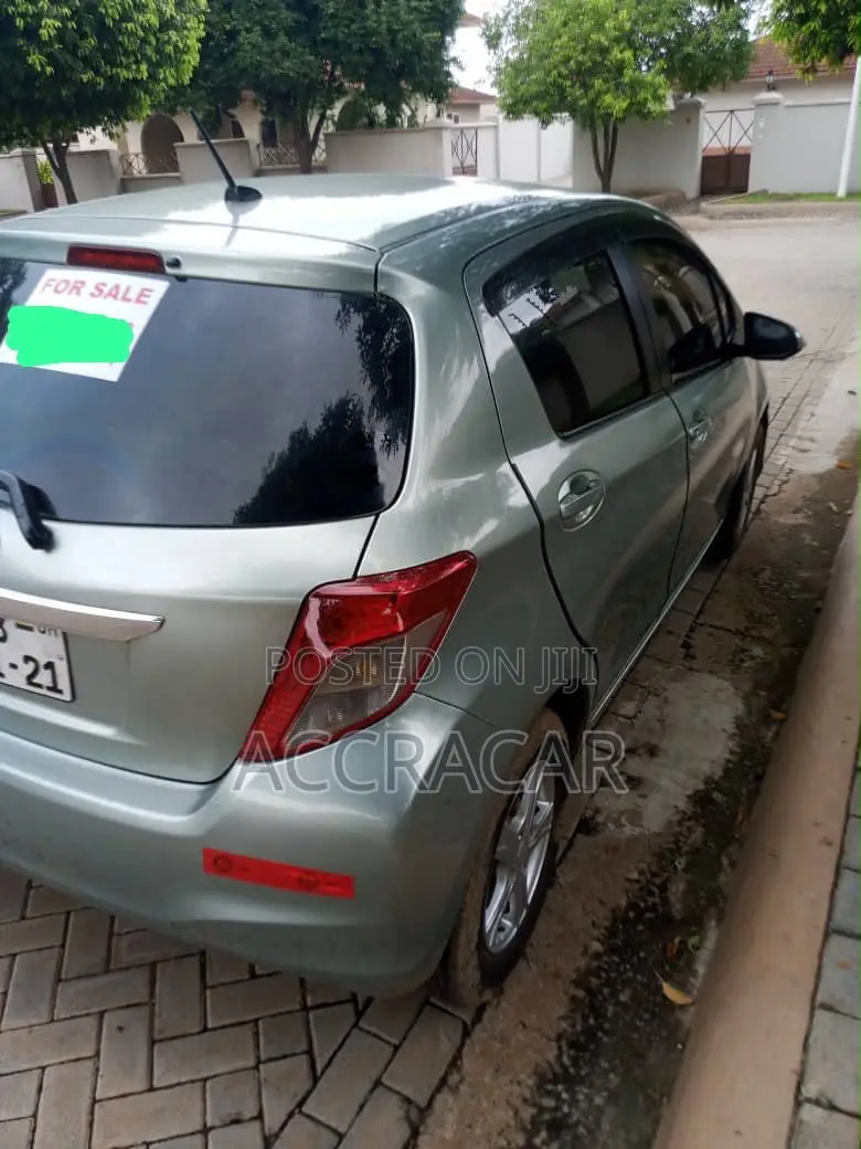 Toyota Vitz 2012 Silver