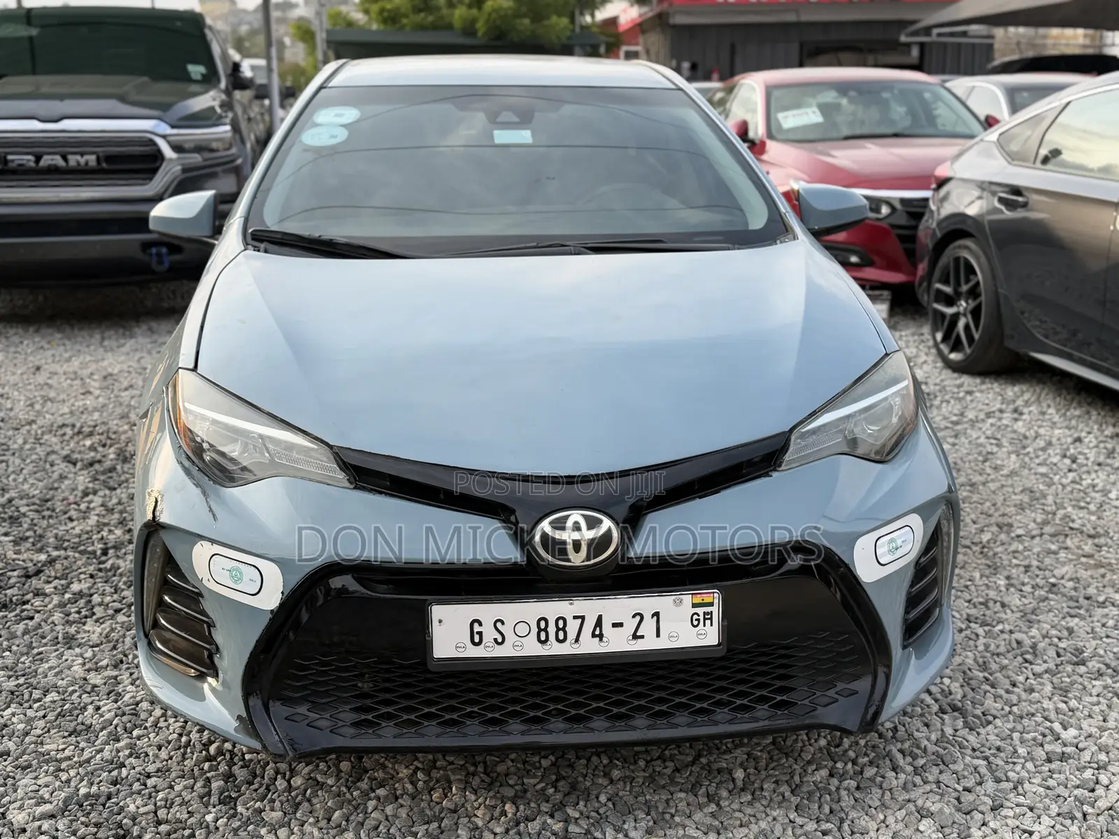 Toyota Corolla XLE 4dr Sedan (1.8L 4cyl CVT) 2017 Gray