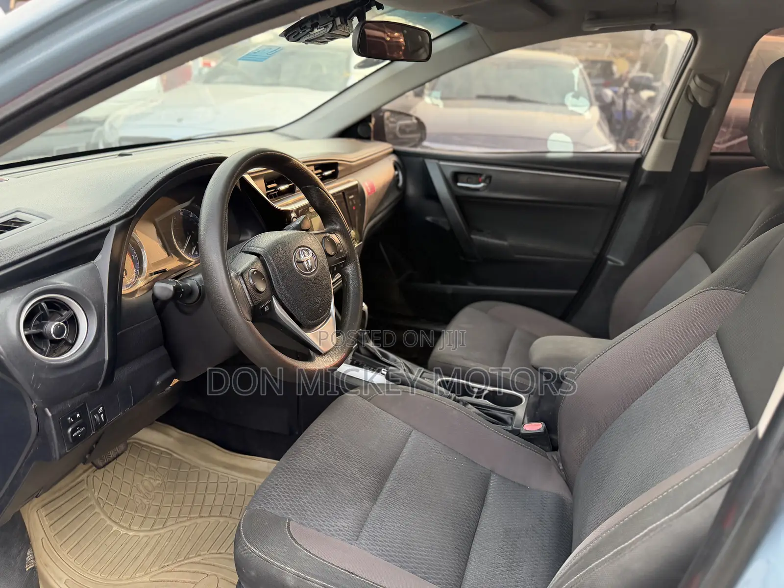 Toyota Corolla XLE 4dr Sedan (1.8L 4cyl CVT) 2017 Gray