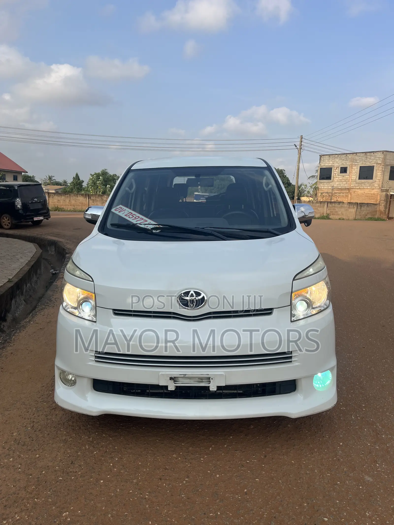 Toyota Voxy V 2WD 8-Seater 2011 White