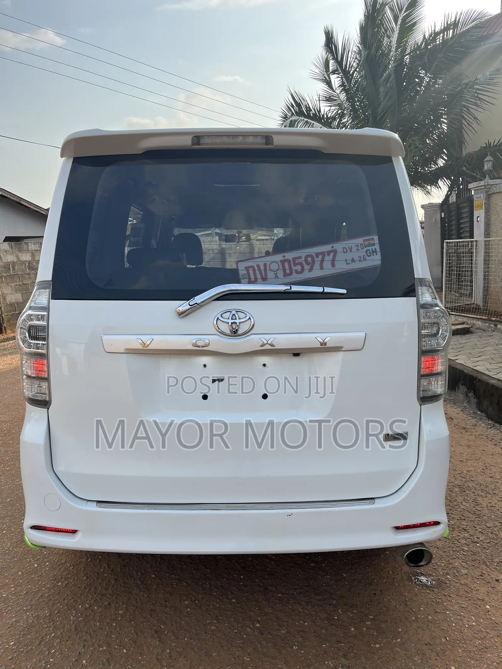 Toyota Voxy V 2WD 8-Seater 2011 White
