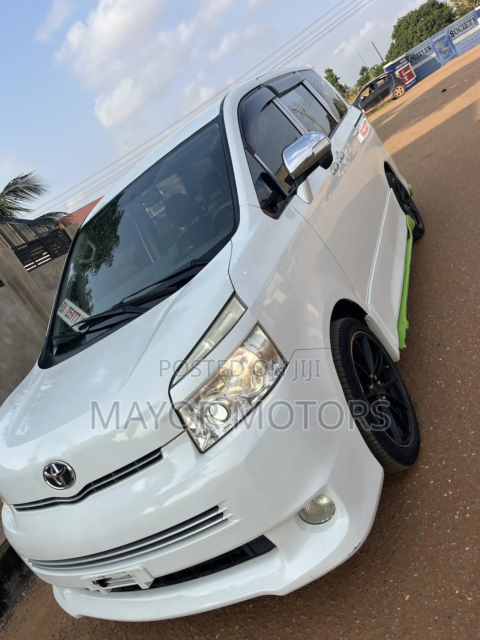 Toyota Voxy V 2WD 8-Seater 2011 White
