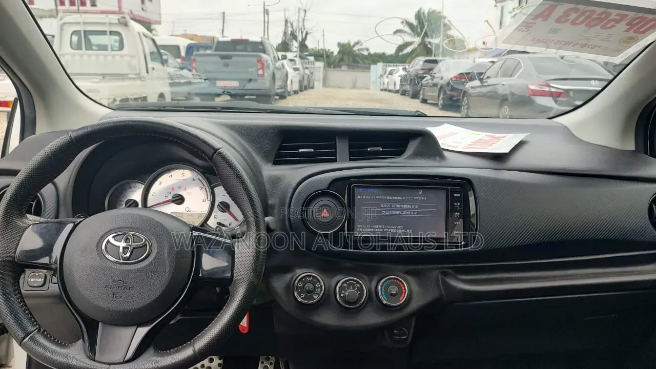 Toyota Vitz 2013 Off white
