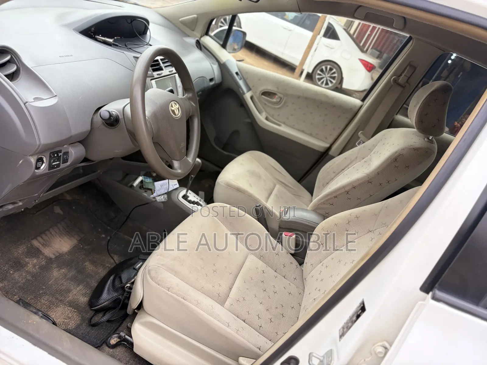 Toyota Vitz 1.0 FWD 3dr 2010 White