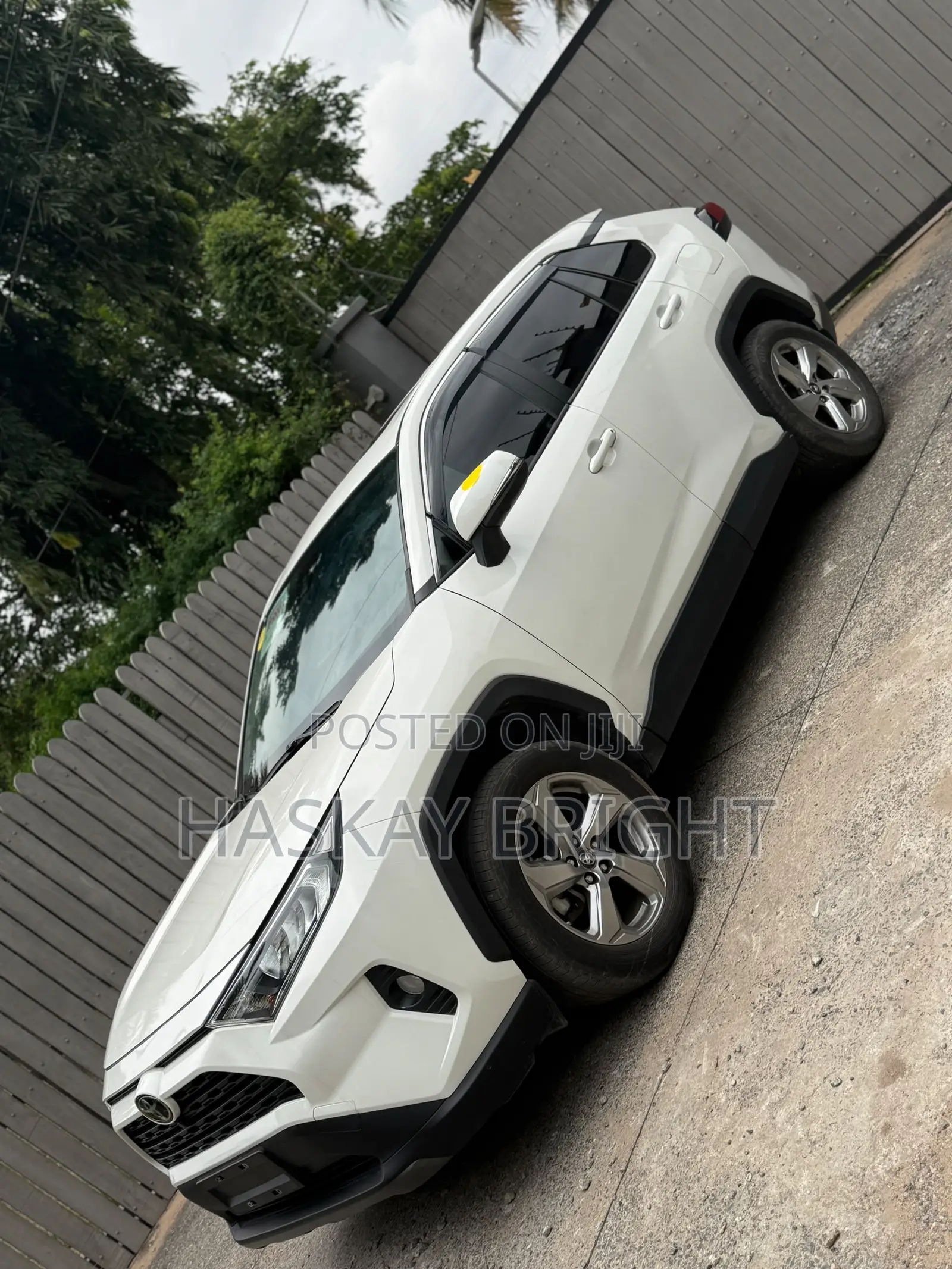 Toyota RAV4 XLE 2021 White