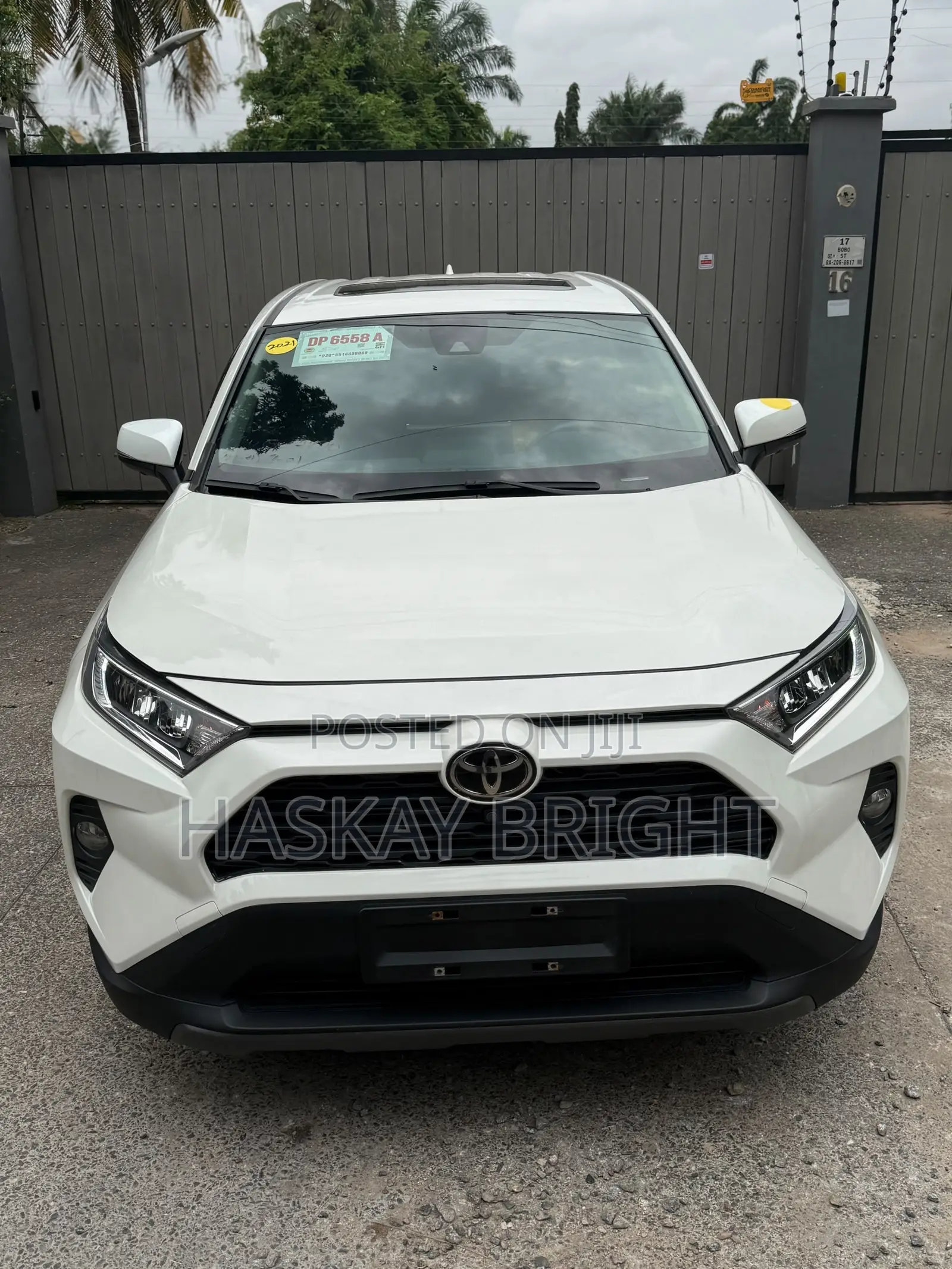 Toyota RAV4 XLE 2021 White