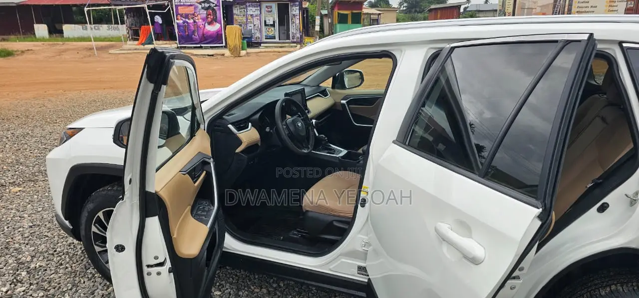 Toyota RAV4 XLE AWD 2019 White